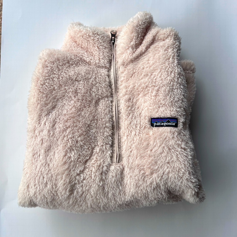 Patagonia Fleece pull over sweater! No tips or stains, line new.